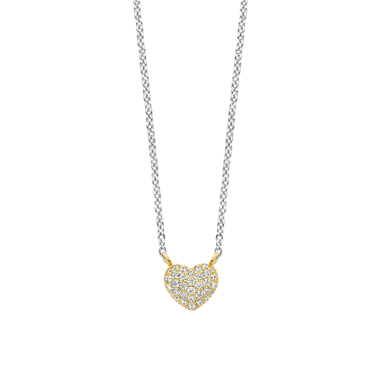 Dit vergulde TI SENTO collier 3899ZY is een tijdloze uitdrukking van liefde en verfijning. Dit prachtige collier is voorzien van een subtiel pavé hart, nauwgezet in een stralende geelgouden zetting. Ontworpen om de essentie van verfijnde elegantie te vangen, mengt de subtiele schittering van het hart zich met de warmte van geelgoud, waardoor een sieraad ontstaat dat zowel gevoel als stijl belichaamt. De luxueuze afwerking maakt dit collier tot een veelzijdig sieraad dat perfect is voor elke gelegenheid. Draag het als symbool van liefde of als statement van verfijnde glamour. Draag hem alleen voor een chique minimalistische stijl of combineer hem met andere colliers om een boeiende en opvallende decolleté te creëren.

Het collier heeft een standaardlengte van 38 cm en heeft een verlengstuk van 10 cm. Hierdoor kan je het collier op 5 verschillende lengtematen dragen, op 38 cm, 40 cm, 42 cm, 45 cm en 48 cm.